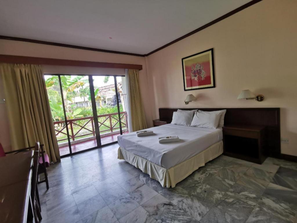 Oyo 89972 Borneo Paradise Beach Hotel Kota Kinabalu Eksteriør billede