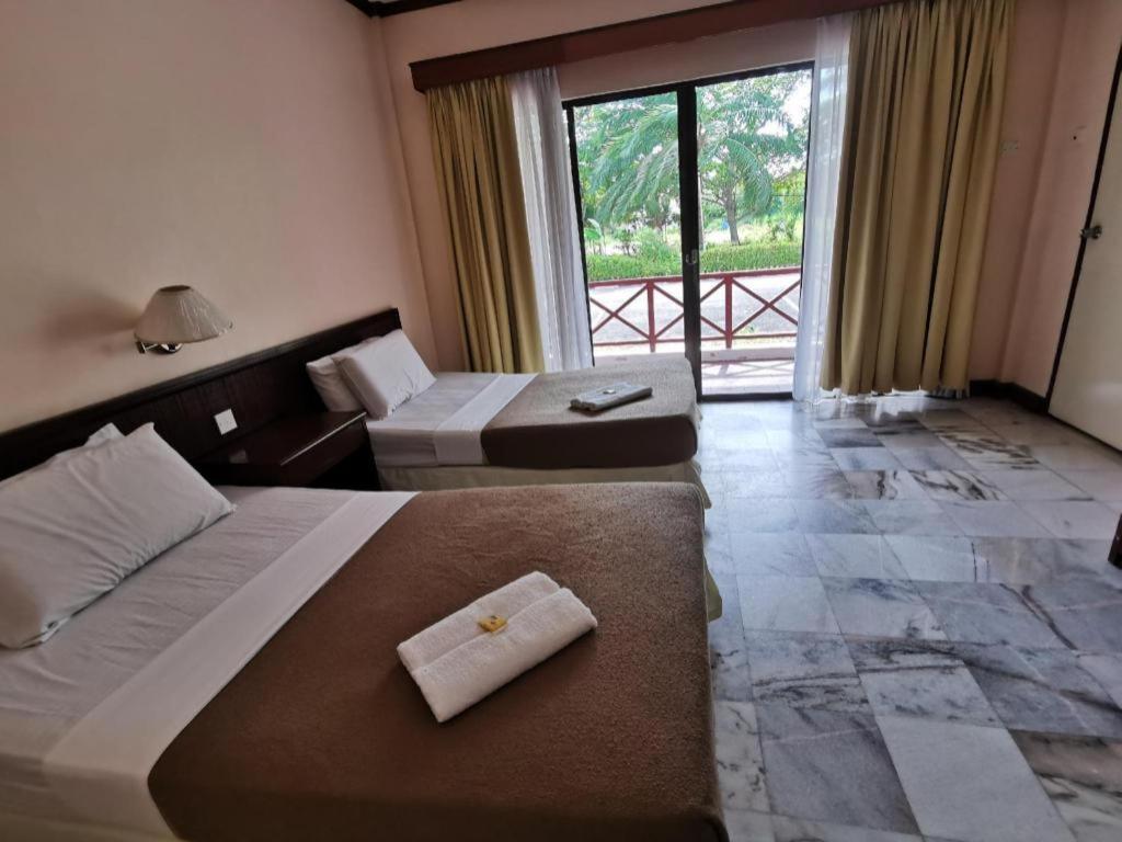 Oyo 89972 Borneo Paradise Beach Hotel Kota Kinabalu Eksteriør billede